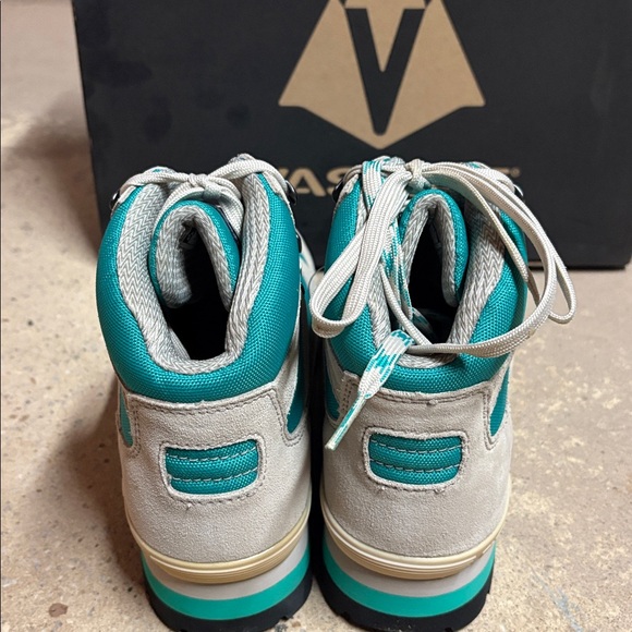 Vasque Clarion '88 GTX Hiking Boots - Silver Grey and Green - Picture 3 of 4